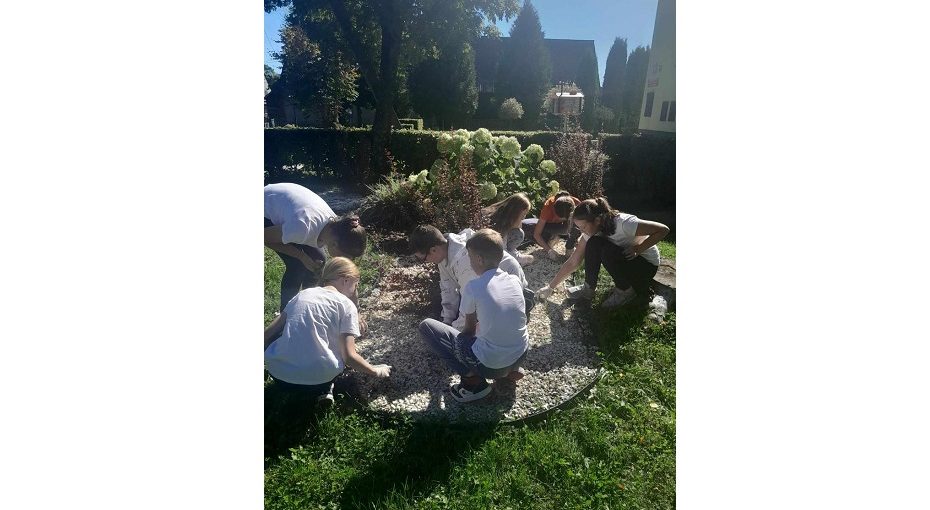 Prace w ogródku szkolnym w ramach zajęć ekologicznych